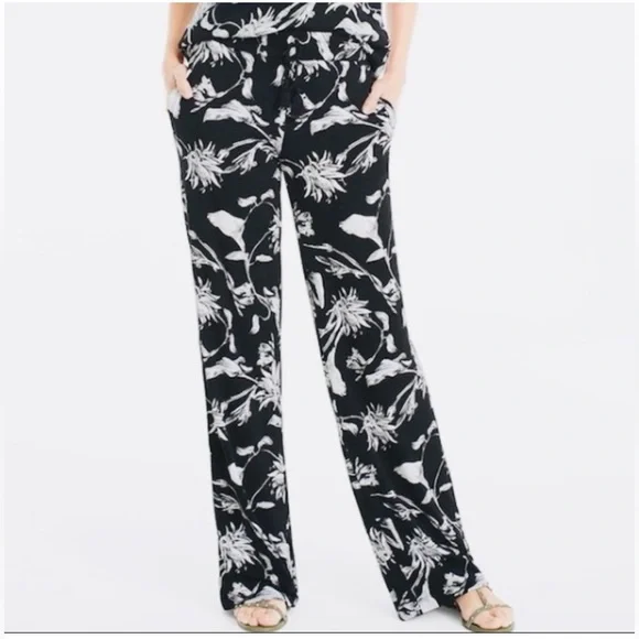 White House Black Market Floral Wide Leg Pants in
Midnight Bloom - Picture 2 of 8